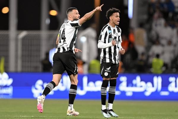 رومان سايس وحمد الله ضمن التشكيلة المثالية في الدوري السعودي