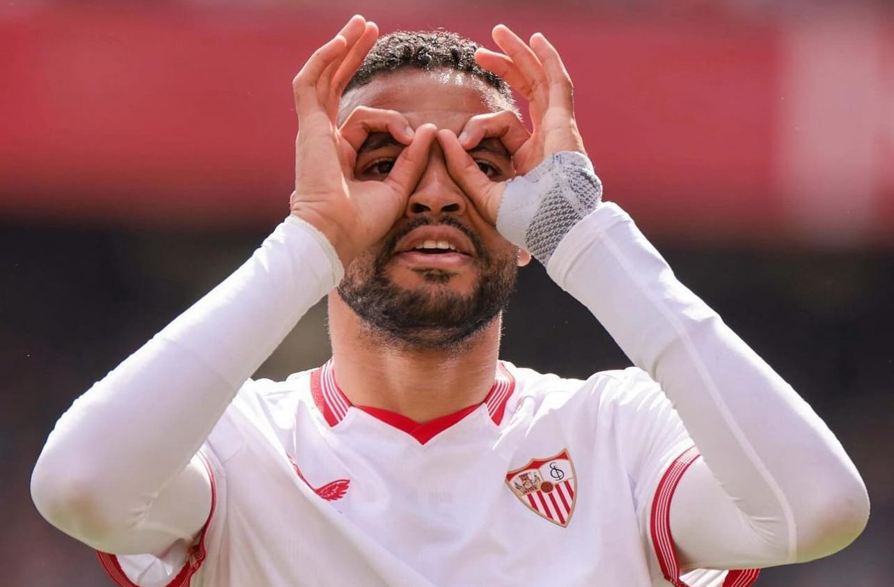 الهلال السعودي يتابع يوسف النصيري وسط خلافاته مع مدربه في إشبيلية