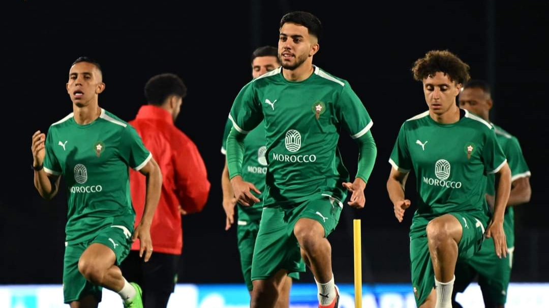 أخوماش: أجواء داخل المنتخب الوطني استثنائية وقضينا أسبوعا كعائلة، نصلي جماعة وسط أجواء رمضانية استثنائية”