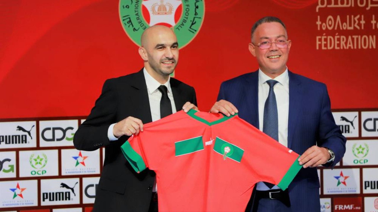 لقجع يجتمع بوليد الركراكي مباشرة بعد الظهور الباهت للفريق الوطني ..