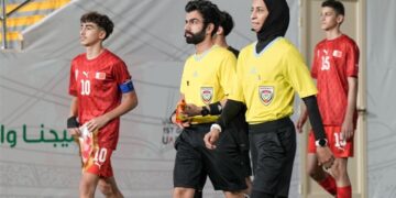 الإماراتية روضة المنصوري أول حكمة تقود مباريات في بطولة كروية خليجية