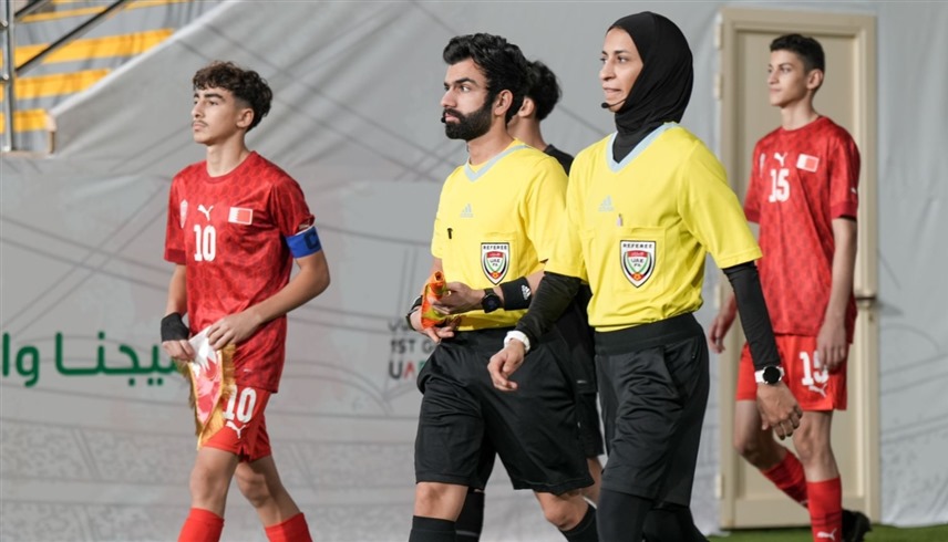 الإماراتية روضة المنصوري أول حكمة تقود مباريات في بطولة كروية خليجية