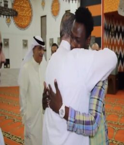 اللاعب الكونغولي أرسين زولا يعتنق الإسلام ويغير اسمه إلى "مالك"