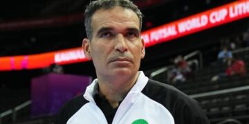 هشام الدكيك صنع منتخب من لاشيء .. وقدم للفريق الوطني كل شيء ..