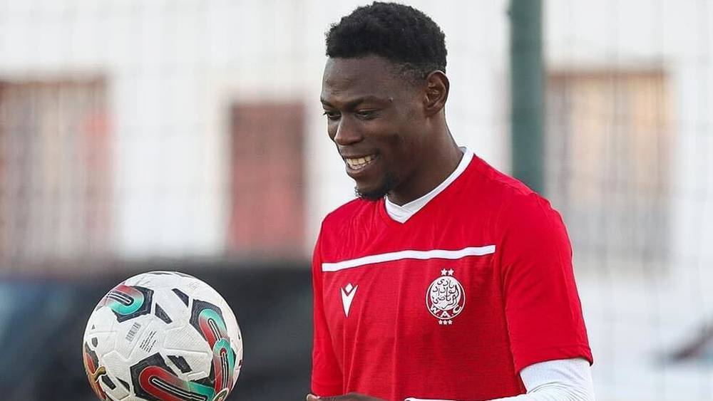 اللاعب الكونغولي أرسين زولا يعتنق الإسلام ويغير اسمه إلى “مالك”