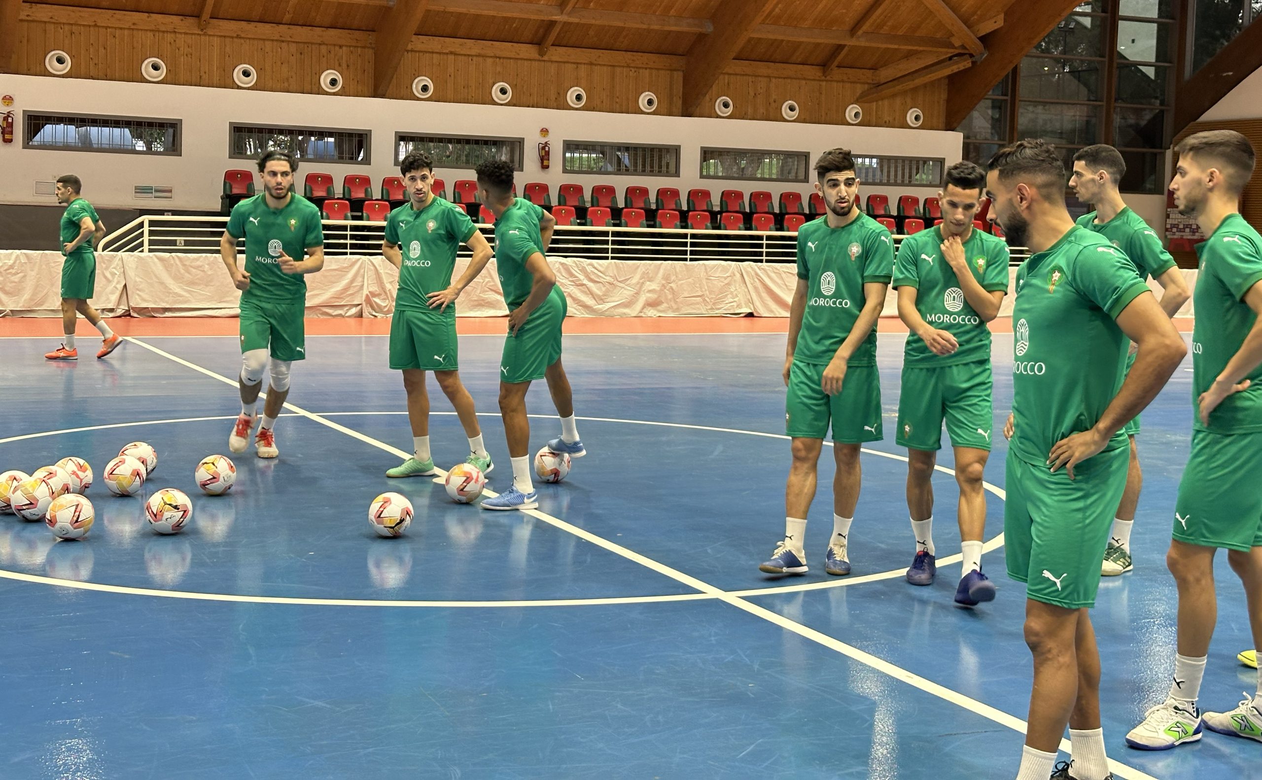 حصة تدريبية خفيفة للمنتخب الوطني لكرة القدم داخل القاعة قبل لقاء غانا