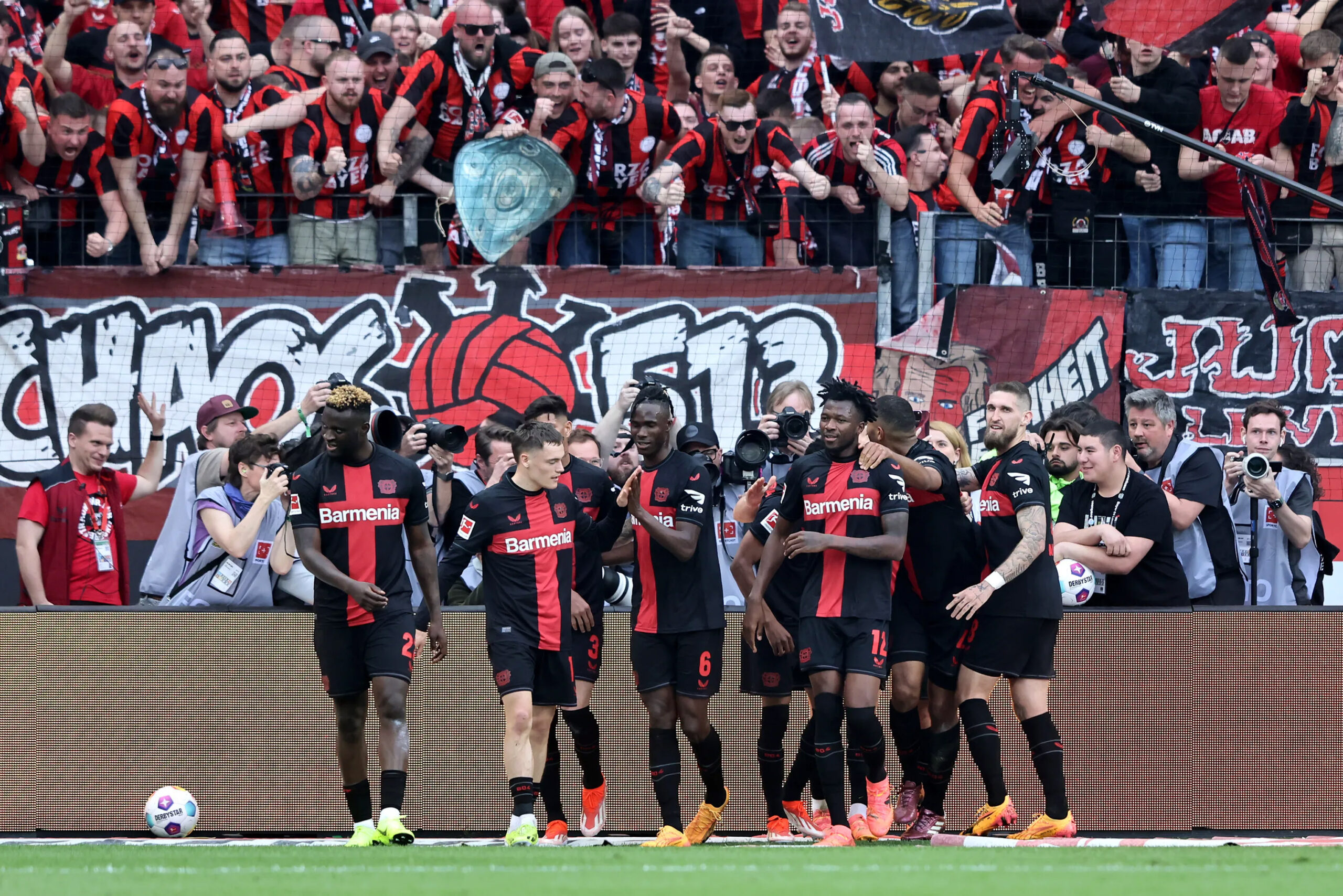 باير ليفركوزن: الاحتفال بدرع البوندسليجا بعد نهائي كأس ألمانيا