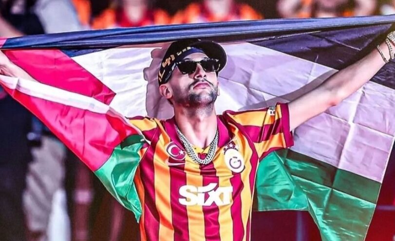 زياش يجذب الأنظار برفع العلم الفلسطيني خلال احتفالات نادي غلطة سراي