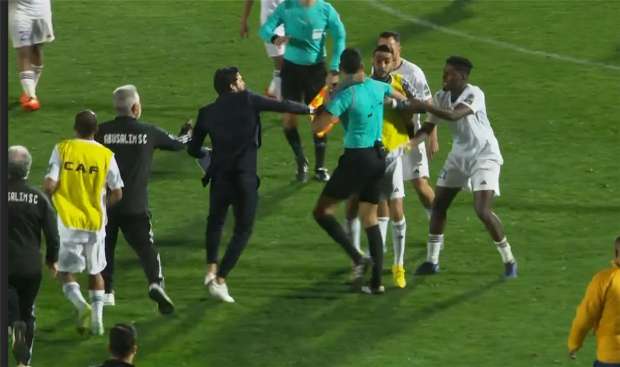 الكاف” يعاقب نهضة بركان ويوقف عمر العرجون لأربع مباريات
