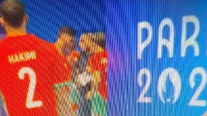 وليد الركراكي يواصل الجدل يثير غضب الجماهير المغربية بعد تواجده في مستودع الملابس بين الشوطين خلال مواجهة إسبانيا