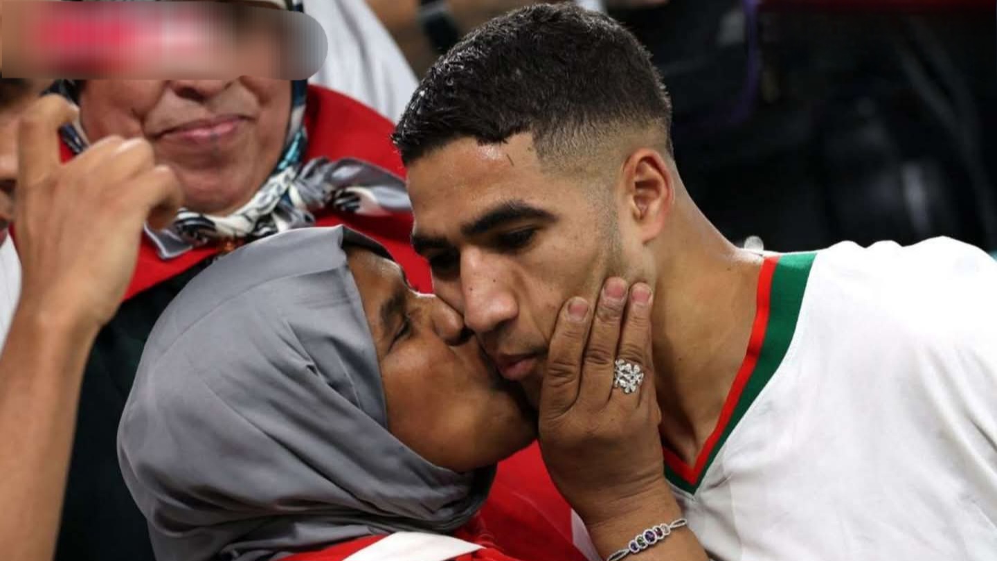 أشرف حكيمي: أمي هي سر نجاحي