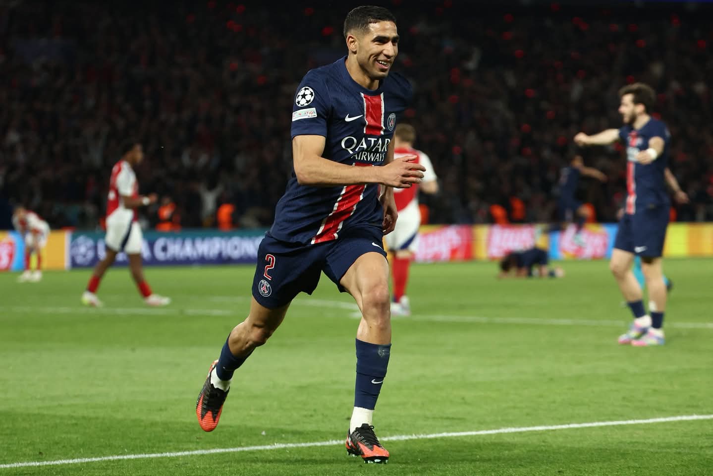 عادل رامي: “حكيمي يستحق الكرة الذهبية… ومنحه الجائزة سيُنصف جميع المراكز”