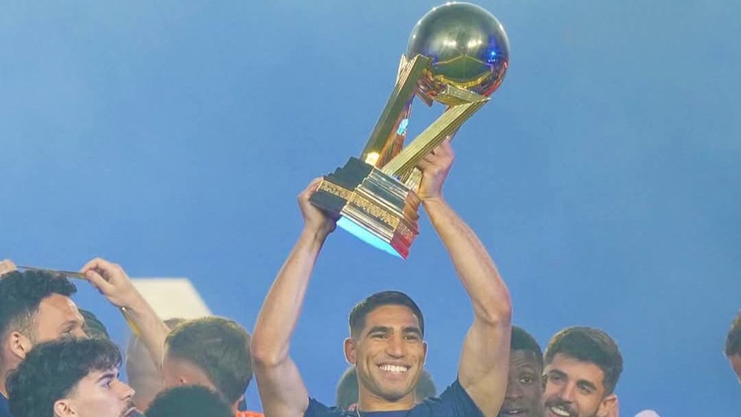 الأسد أشرف حكيمي يحتفل بلقب الدوري الفرنسي مع باريس سان جيرمان