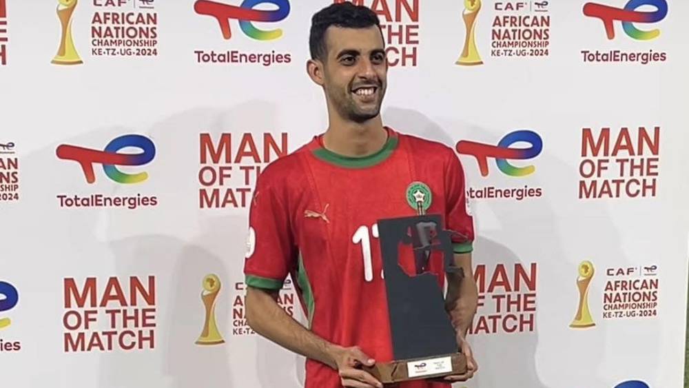 بلعمري يتوج بجائزة أفضل لاعب ويقود الأسود إلى النهائي