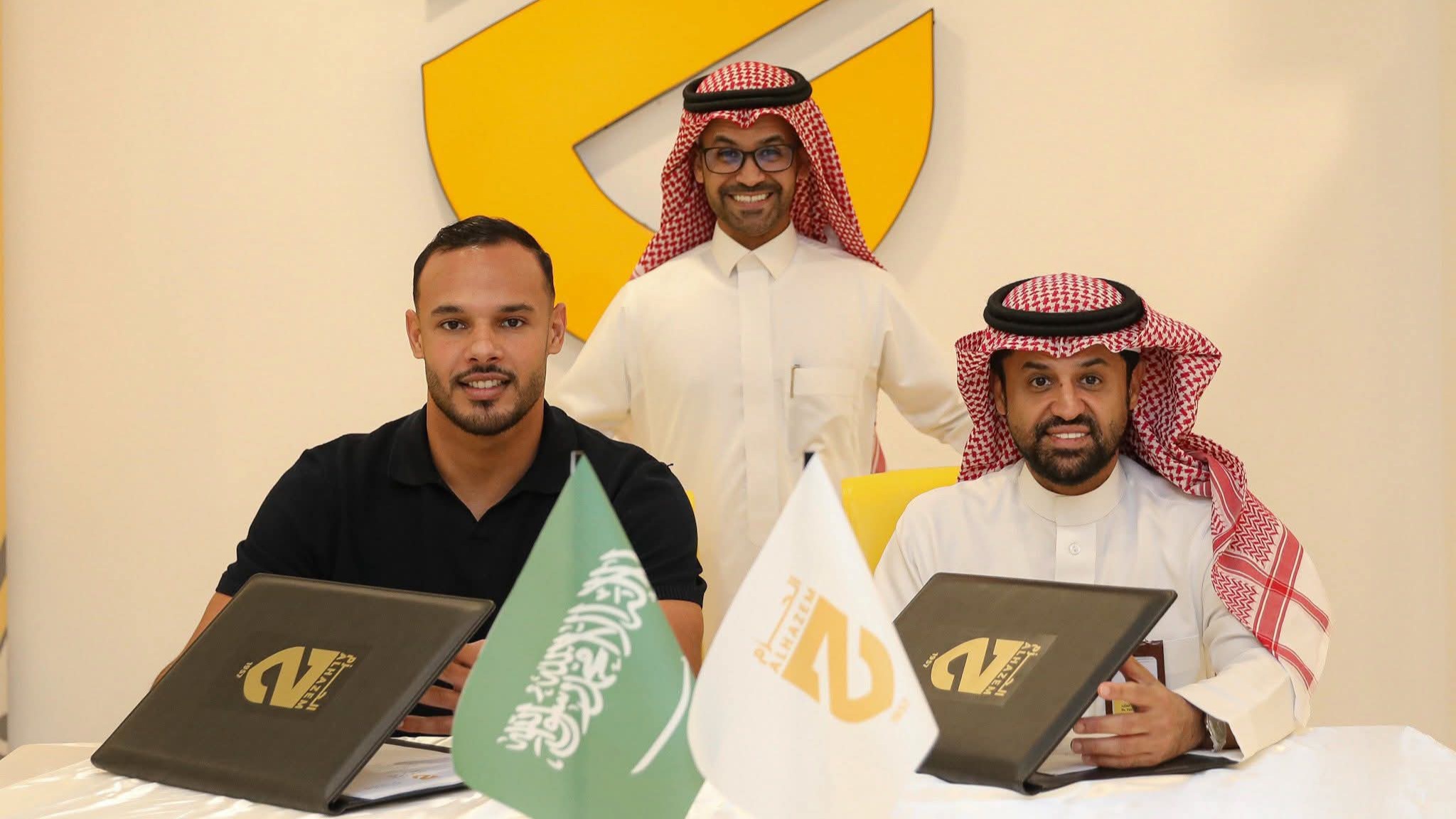 الحزم السعودي يضم المغربي عبد المنعم بوطويل لتعزيز دفاعه