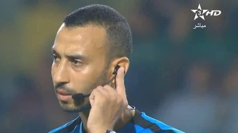 مديرية التحكيم توقف حكم مباراة الرجاء الرياضي والجيش الملكي لمباراتين