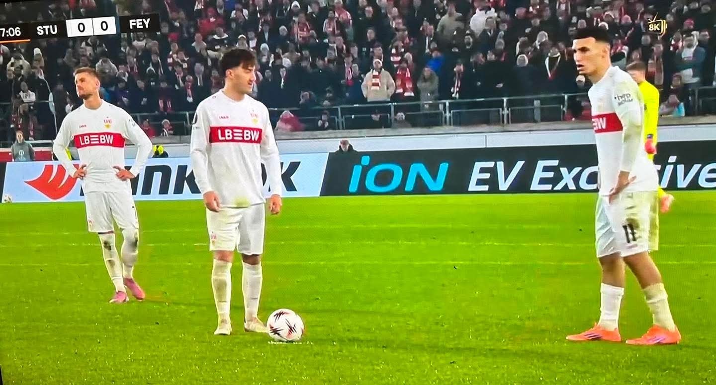 الخنوس يقود شتوتغارت للفوز على فاينورد بثنائية في الدوري الأوروبي