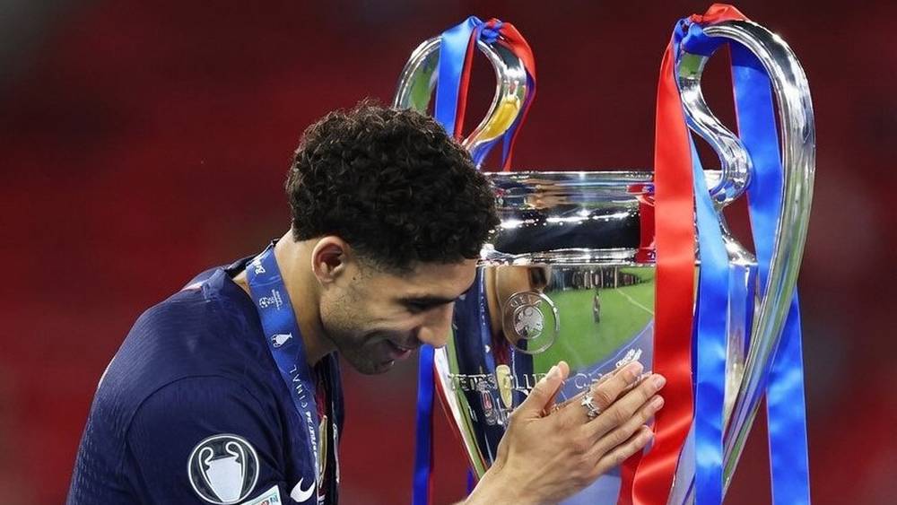 صفحة المنتخب المغربي تحتفي بتألق أشرف حكيمي بعد تتويجه بدوري أبطال أوروبا