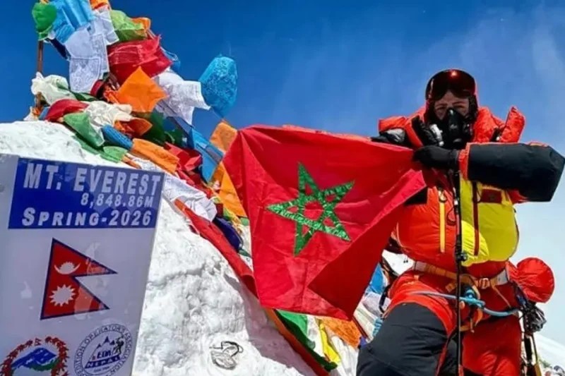 الملك يهنئ نوال صفنضلة بعد إنجاز تاريخي في قمتي إيفيريست ولوتسي