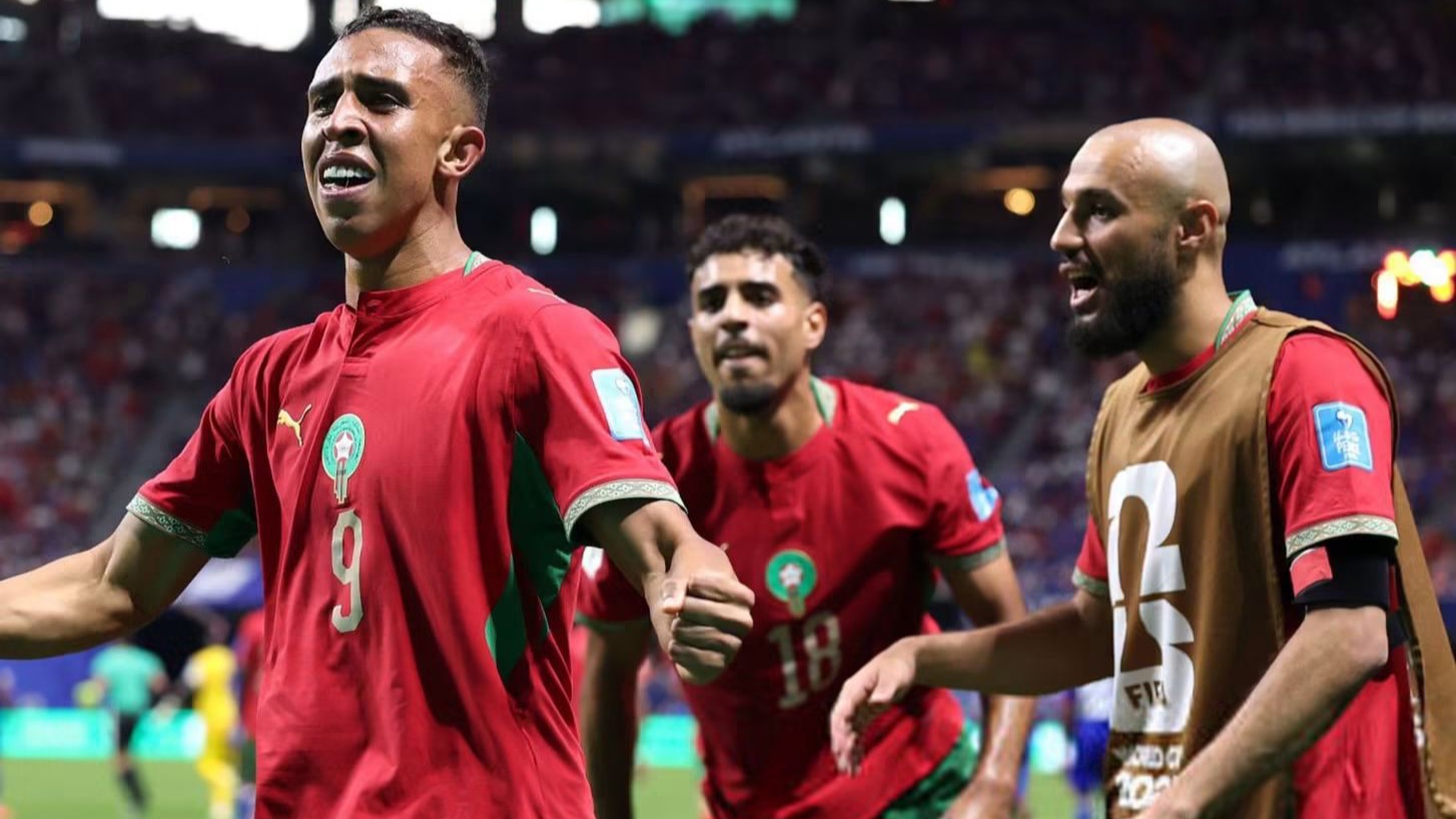 حكيمي يكشف سبب تأثر لاعبي المغرب بدموع سفيان رحيمي بعد هدفه في المونديال