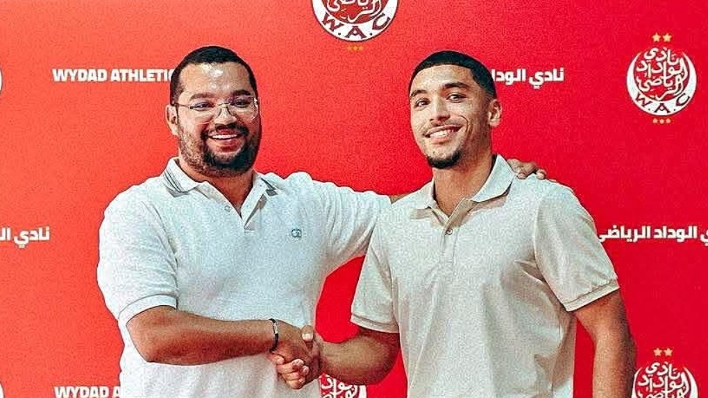 الوداد يعلن رسميًا تعاقده مع سفيان هيتلي